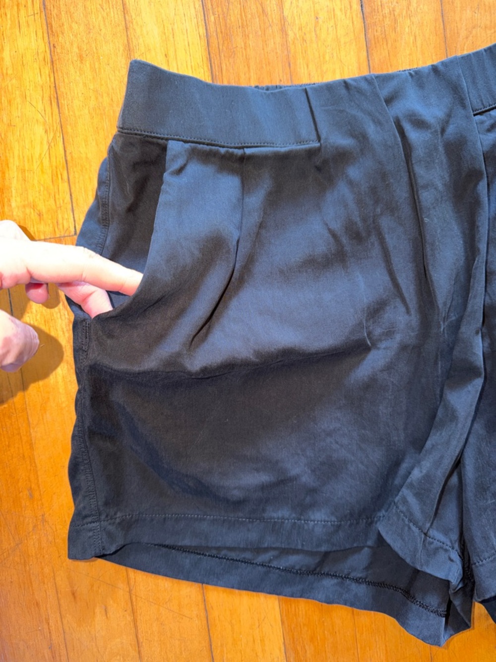 lululemon athletica Black Women's dress shorts with Side Pockets & pleating // 8 - Picture 5 of 5